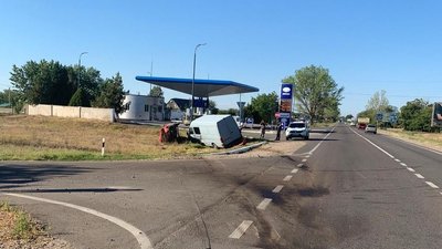 У ДТП на Одещині травмувалися двоє людей, автівки опинилися в кюветі У ДТП на Одещині травмувалися двоє людей, автівки опинилися в кюветі