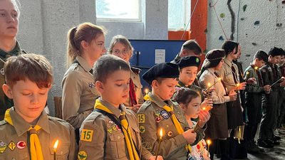 Пластуни тримають Вифлеємський вогонь миру Пластуни тримають Вифлеємський вогонь миру