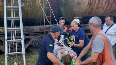 На Львівщині 14-річна дитина отримала удар струму, залізши на вагон-цистерну