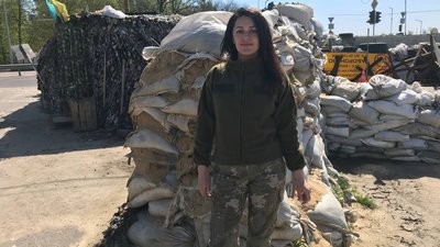 "Тут дівчат немає, є лише військові" – житомирська співачка Лєна Дарк, яка пішла в тероборону "Тут дівчат немає, є лише військові" – житомирська співачка Лєна Дарк, яка пішла в тероборону