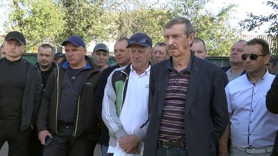 Олександр Галенко попереду другий зліва