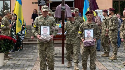 Опісля церкви з загиблими прощались на Алеї Слави Опісля церкви з загиблими прощались на Алеї Слави