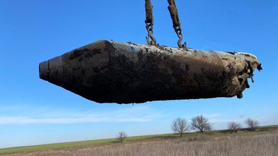 250 кілограмів тротилу: на Миколаївщині поблизу житлового будинку піротехніки вилучили фугасну авіабомбу
