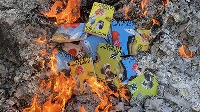 Письменниця спалила свої книги зі словами: "Перетворили мене на письменницю жіночих романів"