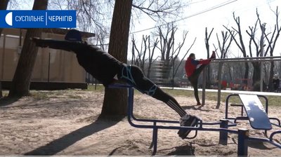 Фізичні вправи на пляжі та пробіжки в лісі: як підтримують форму чернігівські професійні спортсмени