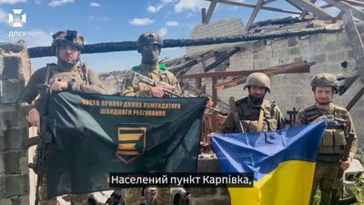 Українські військові під час звільнення населеного пункту Карпівка