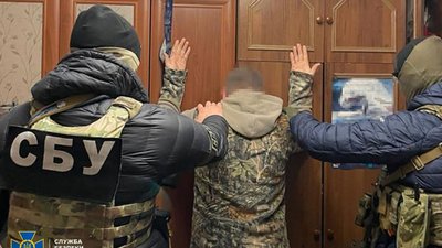 На Сумщині затримано трьох місцевих мешканців, яких підозрюють у державній зраді На Сумщині затримано трьох місцевих мешканців, яких підозрюють у державній зраді