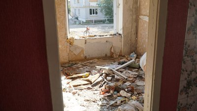 Чотири місяці після ракетного удару РФ по передмістю Дніпра: історії жителів зруйнованого під’їзду