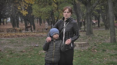 Надягли браслети-обереги і читали "Отче Наш": переселенці з Херсона – про життя в окупації та виїзд до Луцька Надягли браслети-обереги і читали "Отче Наш": переселенці з Херсона – про життя в окупації та виїзд до Луцька