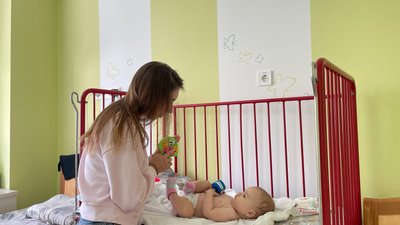 Мама грається з донькою Ніколь Мама грається з донькою Ніколь