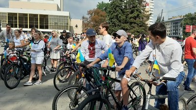 У День Незалежності більше сотні лучан одягли вишиванки і пересіли на велосипеди У День Незалежності більше сотні лучан одягли вишиванки і пересіли на велосипеди