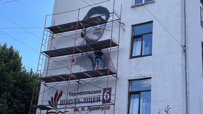 Мурал на фасаді школи Мурал на фасаді школи
