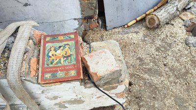 Демонтують пошкоджені ракетою будинки Демонтують пошкоджені ракетою будинки