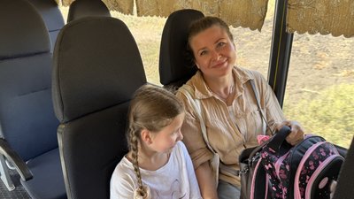 Мати та донька їдуть автобусом