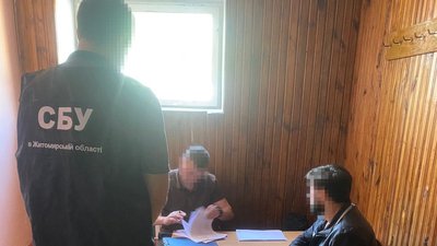 У Житомирі трьох викладачів професійного ліцею викрили на антиукраїнській агітації У Житомирі трьох викладачів професійного ліцею викрили на антиукраїнській агітації