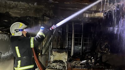 Працівники ДСНС під час ліквідації пожежі, Хмельниччина, березень 2026 року