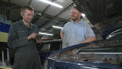"Хочу допомогти країні у цій боротьбі": механіки з Харкова лагодять автівки для військових