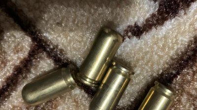 Невідомий чоловік погрожував волинянці пістолетом та стріляв посеред вулиці Невідомий чоловік погрожував волинянці пістолетом та стріляв посеред вулиці
