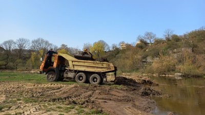 У Звягелі на Житомирщині чистять річку Случ від мулових накопичень