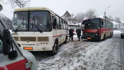 На Черкащині в ДТП зіткнулися рейсові автобуси На Черкащині в ДТП зіткнулися рейсові автобуси