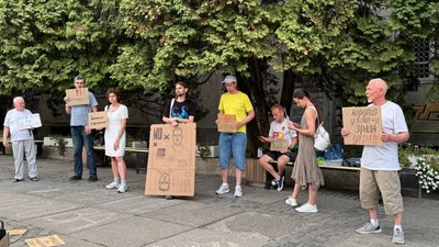 В Ужгороді 22 день поспіль проводять мирну акцію проти відставки ексміністра Федорова