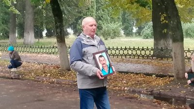Потрапив під артобстріл: на Чернігівщині попрощалися із солдатом Анатолієм Коротким
