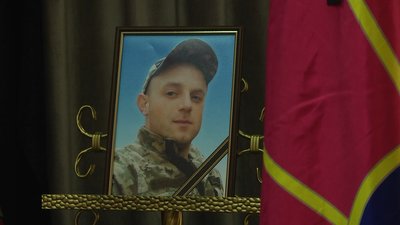 "Був завжди усміхнений, душа компанії, його любили всі", - таким Володимира Фурмана, який загинув 6 липня, запам'ятала його класна керівниця Ольга Сокальська. "Був завжди усміхнений, душа компанії, його любили всі", - таким Володимира Фурмана, який загинув 6 липня, запам'ятала його класна керівниця Ольга Сокальська.