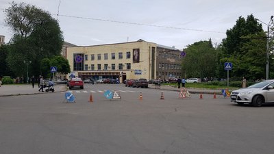 У Харкові електроопора впала на автомобіль У Харкові електроопора впала на автомобіль