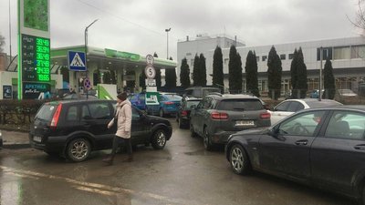 На автозаправках Тернополя утворилися черги