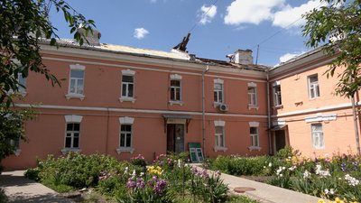 Ремонтують дахи і склять вікна: хмельницькі комунальники приїхали до Чернігова відновлювати пошкоджені будинки Ремонтують дахи і склять вікна: хмельницькі комунальники приїхали до Чернігова відновлювати пошкоджені будинки