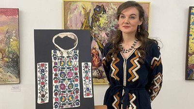 «Сорочка з тризубом, закопана під деревом». У Чернівцях представили виставку вишиття з українською символікою