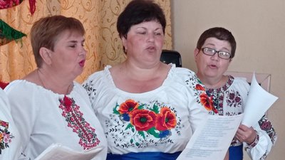 Вокальний колектив села на Дніпропетровщині проводить благодійні концерти та гастролює громадою Вокальний колектив села на Дніпропетровщині проводить благодійні концерти та гастролює громадою