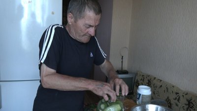 Чоловік квасить огірки. Чоловік квасить огірки.