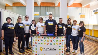 Поштову марку зі знищеним російським крейсером почали продавати у Житомирі. На пошті – черги Поштову марку зі знищеним російським крейсером почали продавати у Житомирі. На пошті – черги