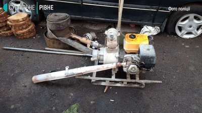 Троє чоловіків видобували бурштин на городі в жительки Клесова Троє чоловіків видобували бурштин на городі в жительки Клесова