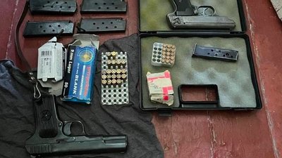Розібрані пістолети поштою: на Київщині викрили канал контрабанди зброї із США