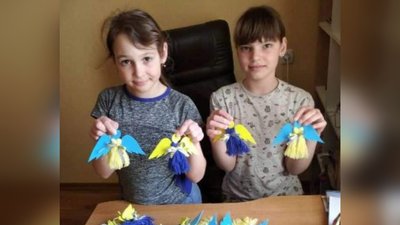 Дівчата з Миколаївщини виготовляють обереги для українських воїнів