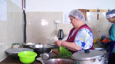 "10 хвилин і борщ готовий", — на Вінниччині виготовляють "сухі" борщові набори для захисників