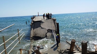 На набережній Алушти впав причал