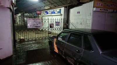 На Центральному ринку Луцька підприємці усю ніч стережуть майно На Центральному ринку Луцька підприємці усю ніч стережуть майно