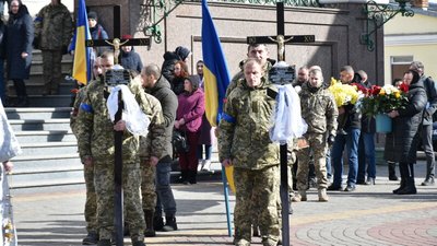 Лучани прощалися з двома загиблими внаслідок авіаудару по аеродрому військовими