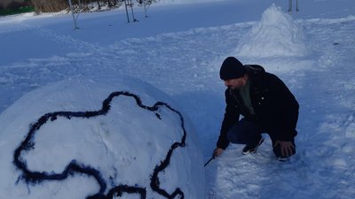 "Зимова казка" у Лука-Мелешківській громаді: як місцеві ліпили зі снігу скульптури "Зимова казка" у Лука-Мелешківській громаді: як місцеві ліпили зі снігу скульптури