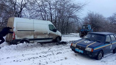 На Херсонщині поліція витягла зі снігової пастки автомобіль жителя Запоріжжя На Херсонщині поліція витягла зі снігової пастки автомобіль жителя Запоріжжя