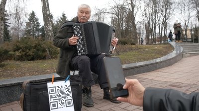 Вінницький вуличний музикант приймає гроші через QR-код Вінницький вуличний музикант приймає гроші через QR-код