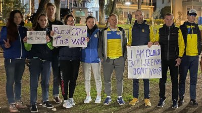 "Я незрячий, але бачу війну. А ви?" Паралімпійці вийшли на акцію протесту проти війни