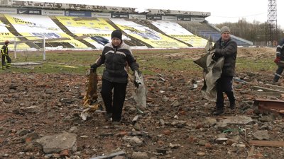У Чернігові почали розбирати завали стадіону імені Гагаріна