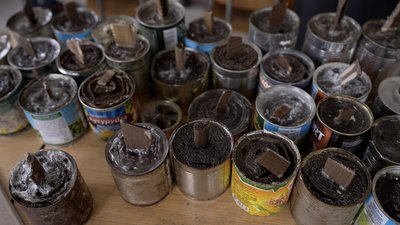 Учні спеціальної школи з Вінниччини виготовляють окопні свічки для оборонців Учні спеціальної школи з Вінниччини виготовляють окопні свічки для оборонців