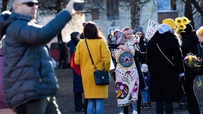 Литовські жінки підтримали українок. Журналістки та активістки вийшли з мовчазним протестом Литовські жінки підтримали українок. Журналістки та активістки вийшли з мовчазним протестом