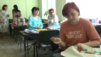 Іграшки ручної роботи створюють переселенки в Черкасах Іграшки ручної роботи створюють переселенки в Черкасах
