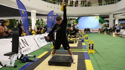 Никита Каральний виборов третє місце у ривку гирі